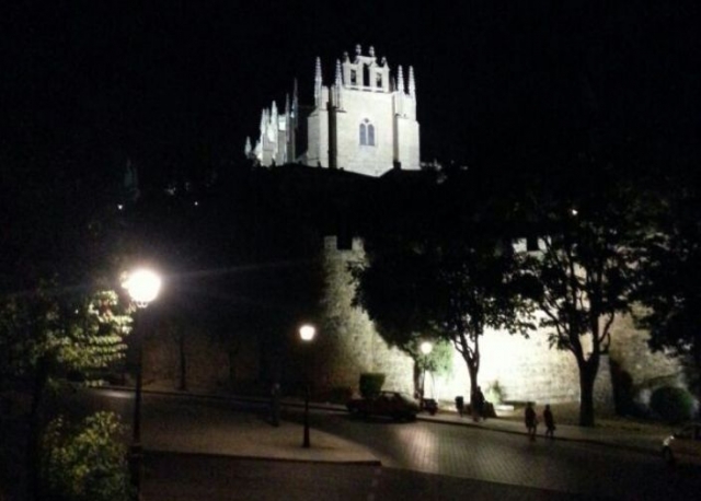 Vista nocturna de la ciudad de Toledo.jpg